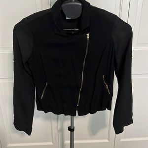 BLACK ZIP UP LIGHTWEIGHT JACKET!
